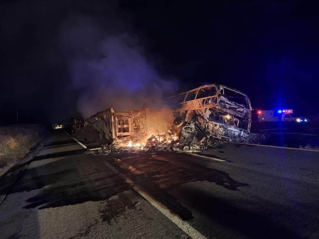 Choque de autobús y trailer deja 20 muertos en Sinaloa