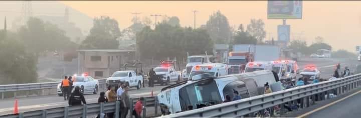 20 heridos deja volcadura de autobús en carretera 57