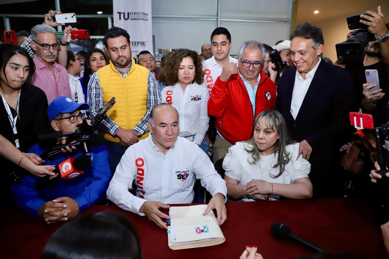 Galindo Ceballos se registra para buscar la reelección