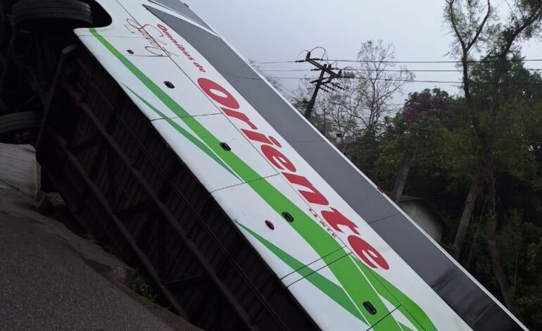 Vuelca autobús de pasajeros en Matlapa