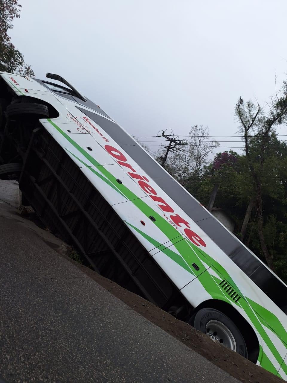 Vuelca autobús de pasajeros en Matlapa