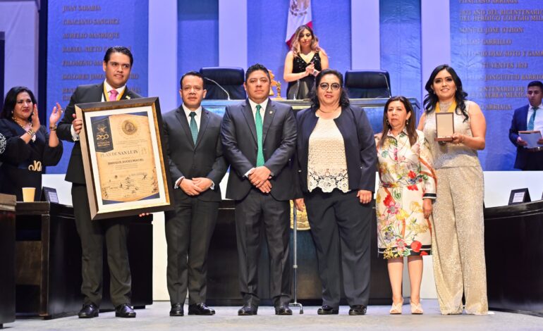 Entregan presea Plan de San Luis post mortem, al Ingeniero Enrique Auces Maciel