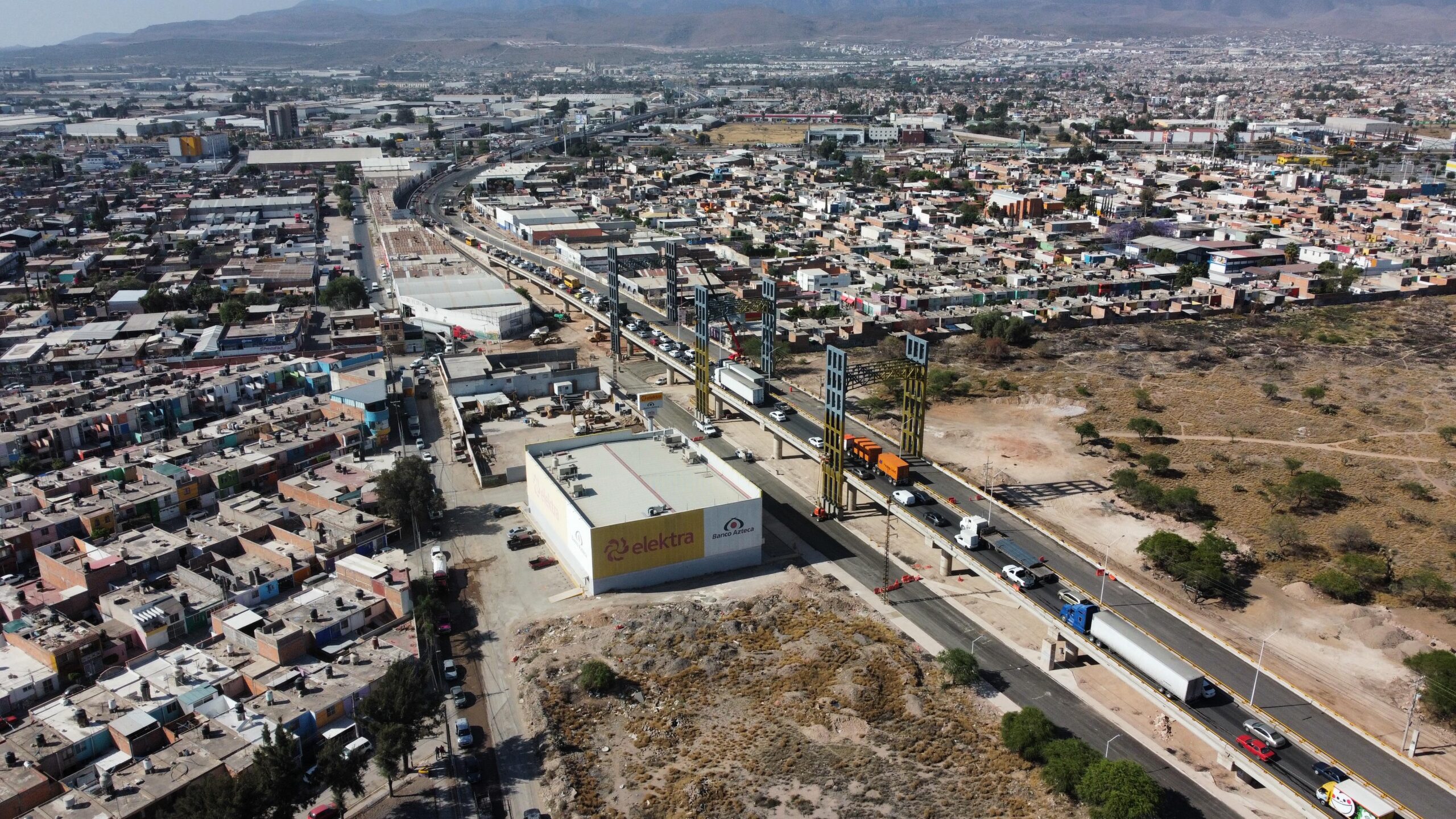 Trabajador fallece arrollado por maquinaria en obra de puente