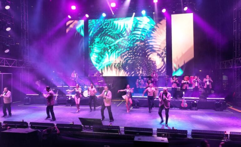Cumbia Machine Tour pone a bailar a una Plaza de Fundadores