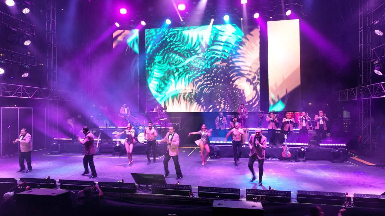 Cumbia Machine Tour pone a bailar a una Plaza de Fundadores