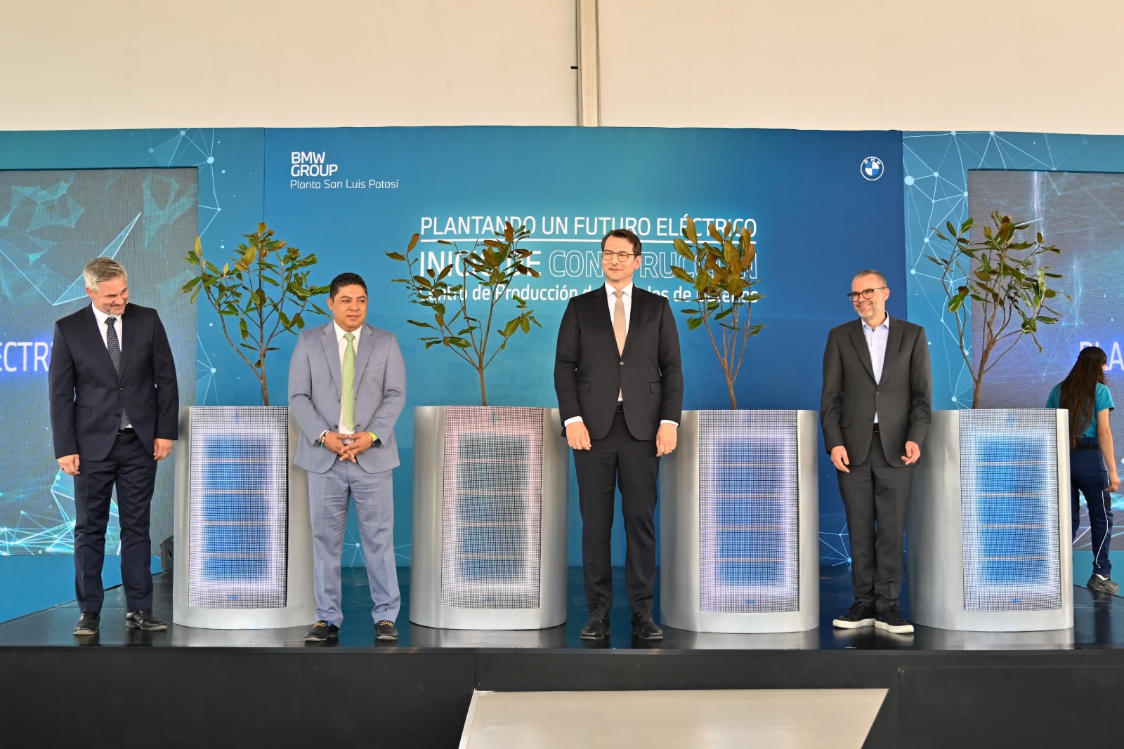 BMW inicia construcción de planta de baterías para autos eléctricos