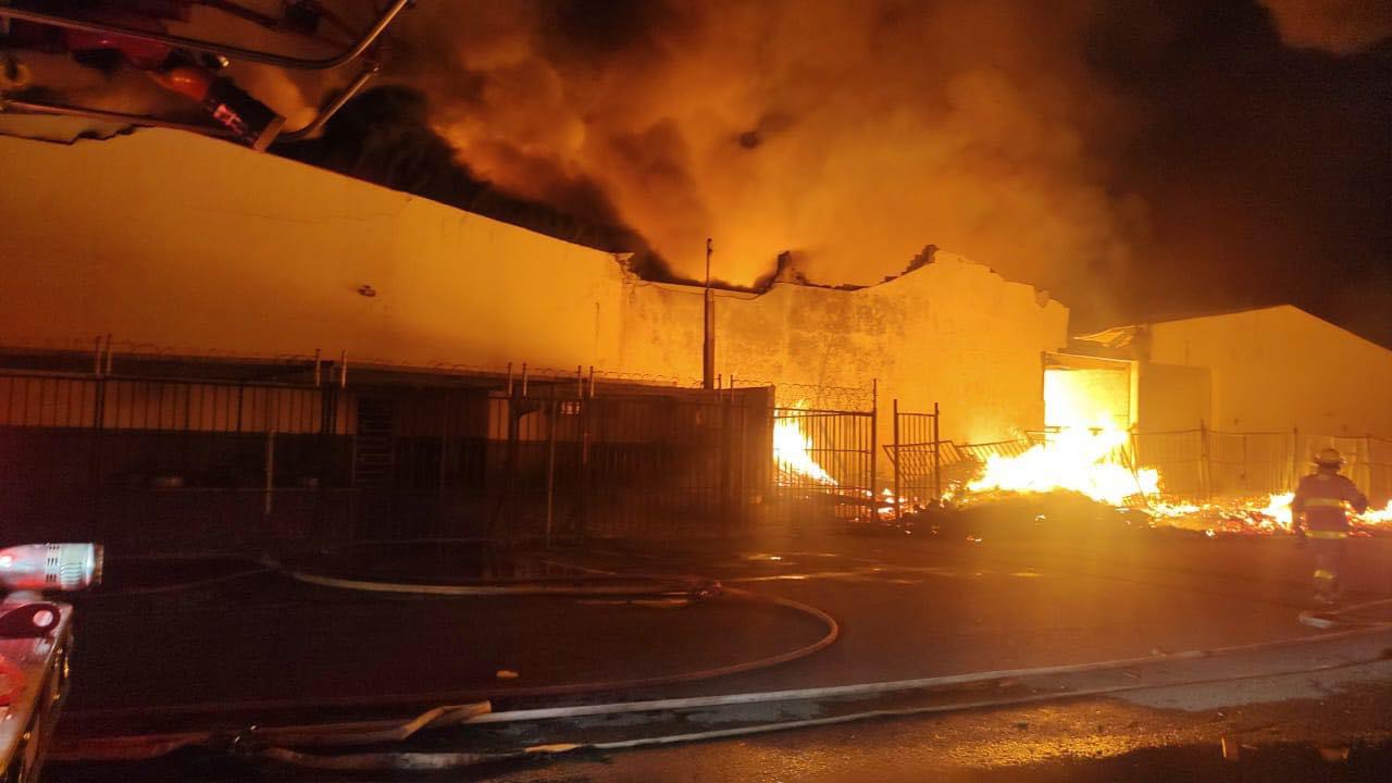 Incendio en zona industrial provoca la evacuación de más de 300 trabajadores