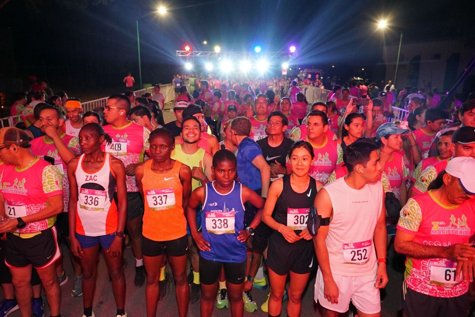 Mil participantes toman parte de la carrera magisterial