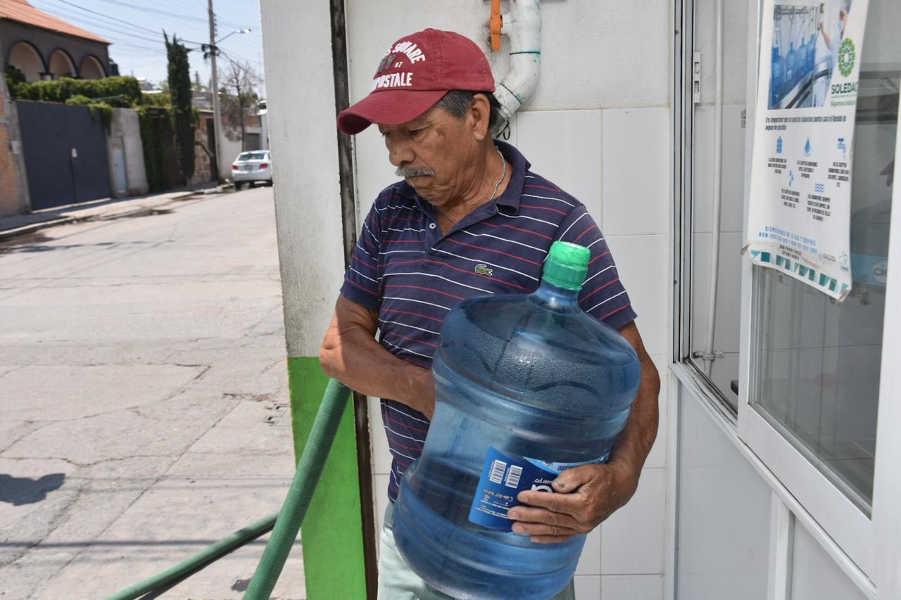 Incrementa Soledad programa de entrega de agua purificada