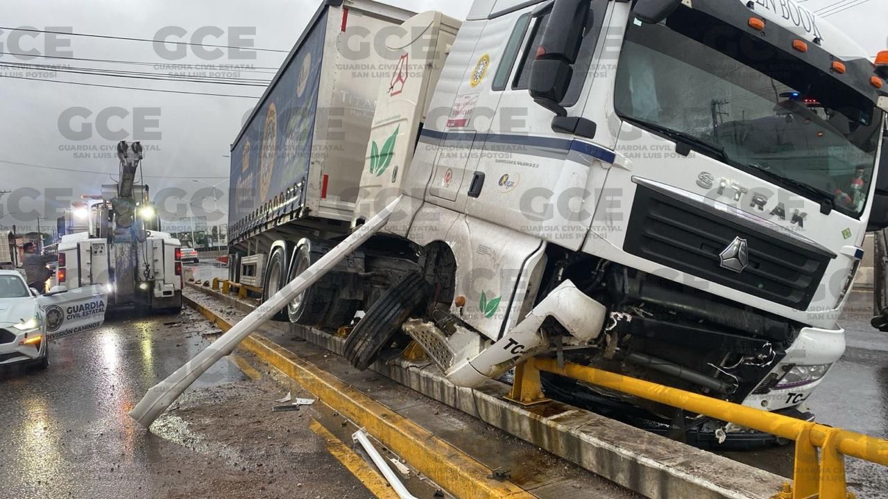 Tráiler choca contra contención de puente en Periférico