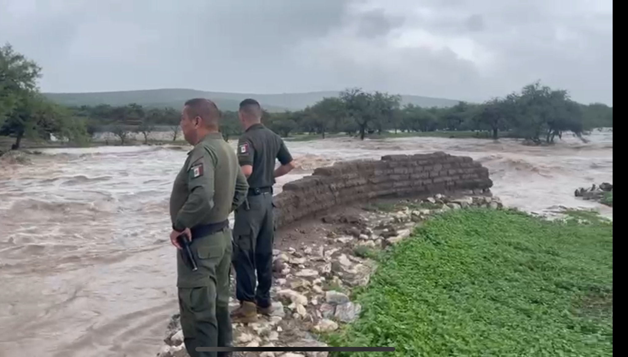 Evacúan a familias en Charcas tras desborde de presa