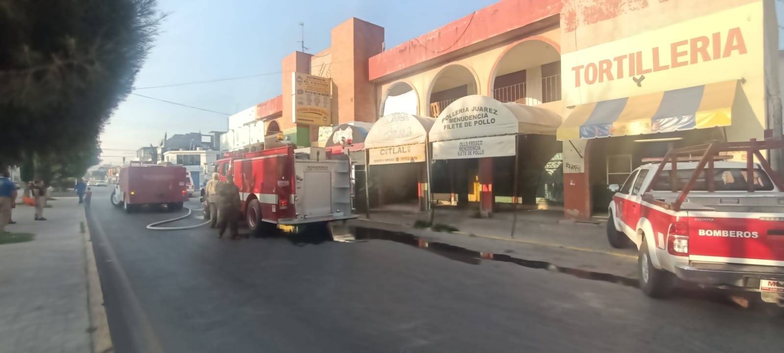 Incendio consume negocio de dulces en mercado Juárez