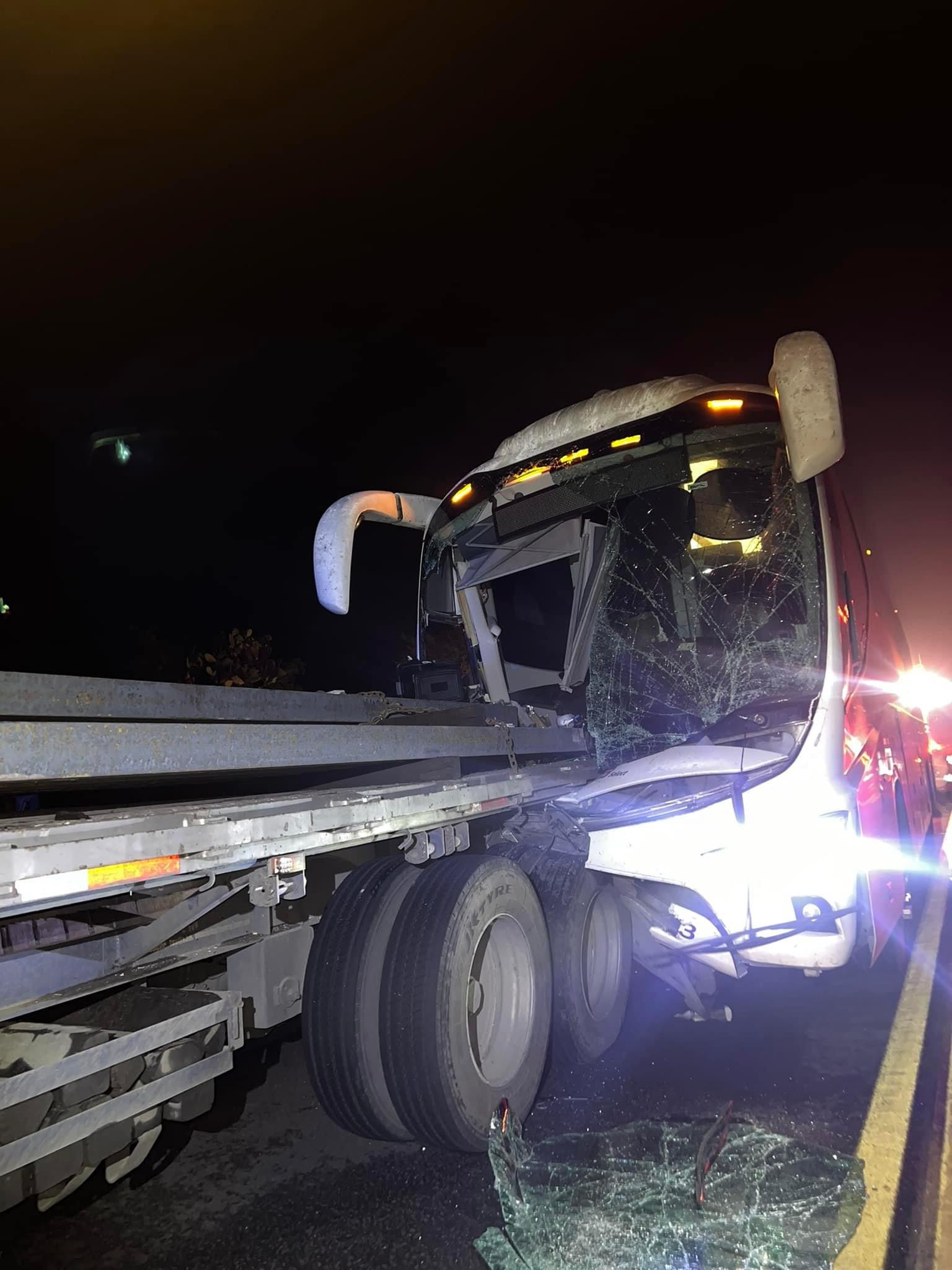 Autobús choca contra tráiler en la Rioverde-Valles