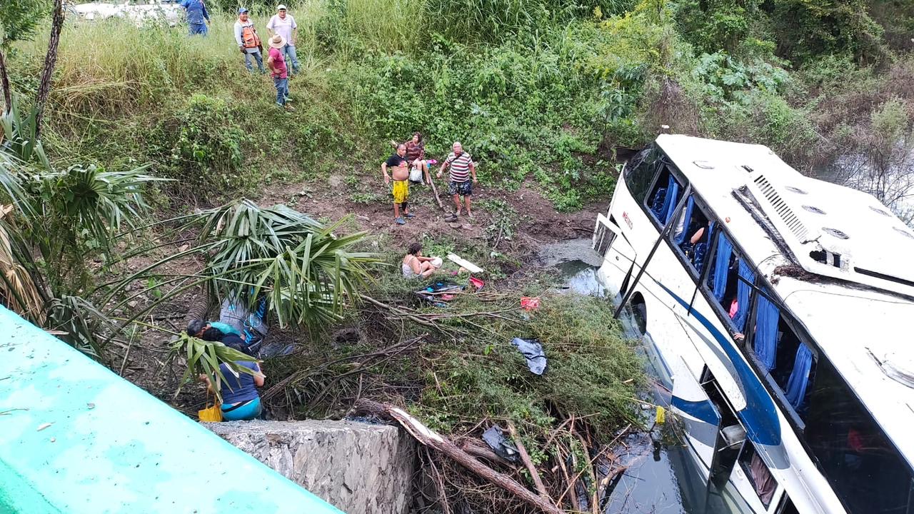 Autobús cae a río en la Huasteca y deja 25 heridos