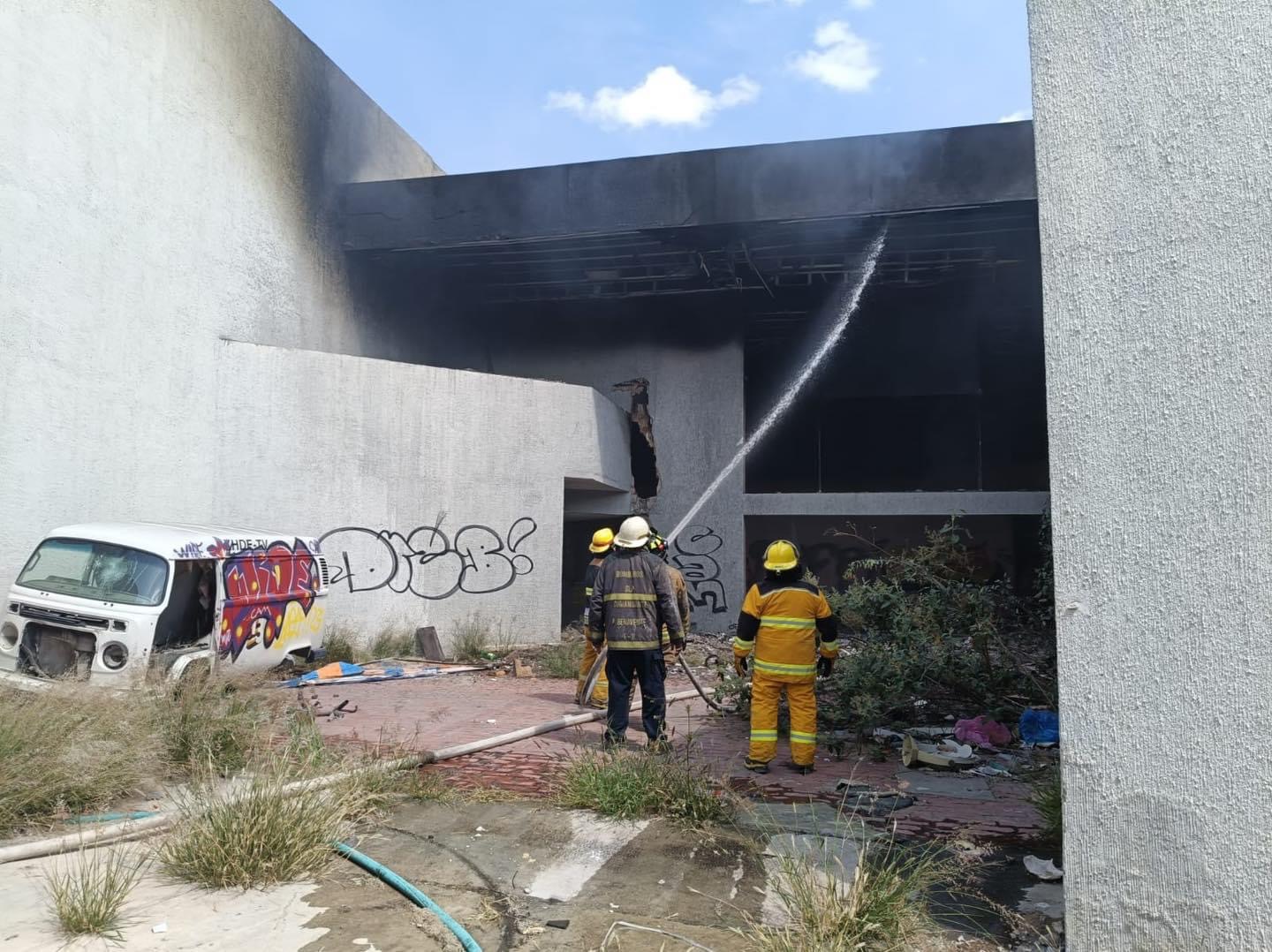 Se registra incendio en antiguas instalaciones de Canal 13