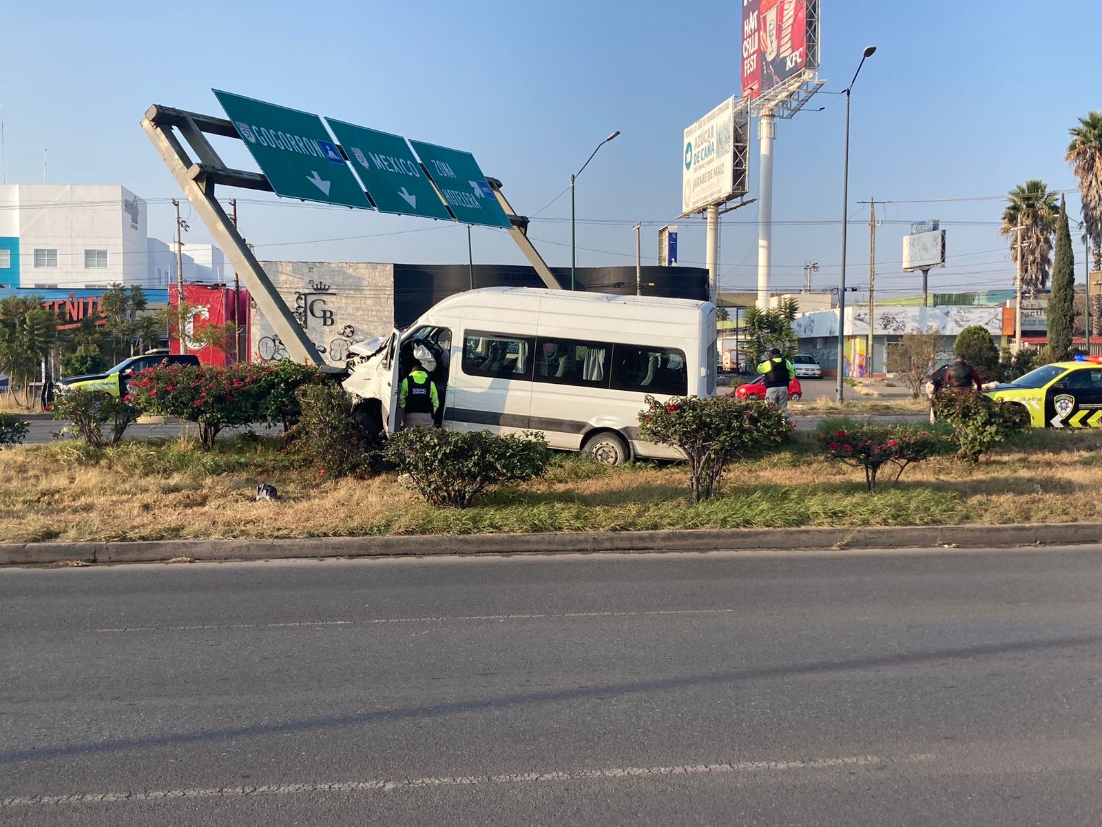 Robo de camioneta de personal termina en choque y un detenido