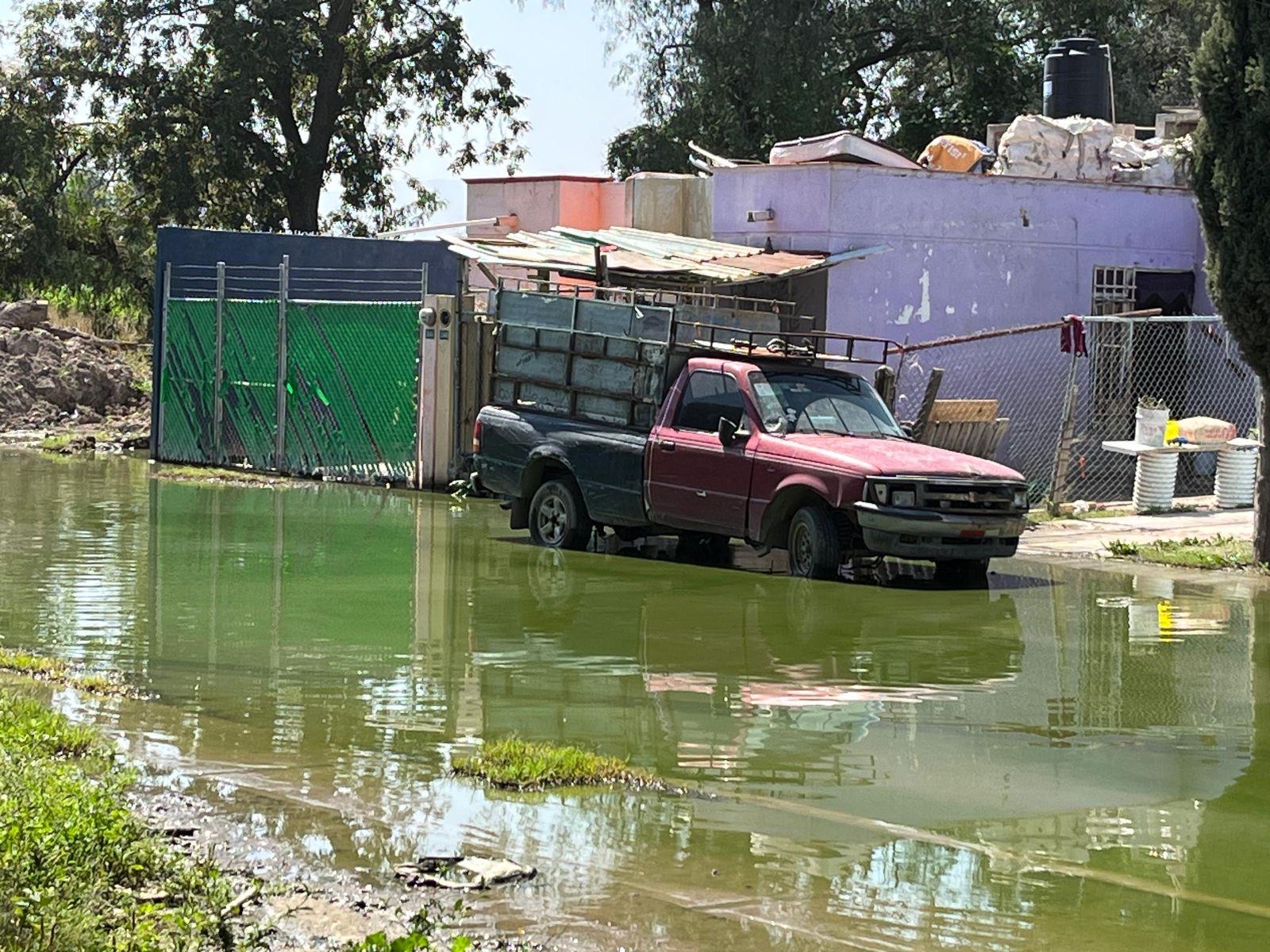 Por omisión de Interapas, vecinos de Misión de los Angeles viven entre aguas negras