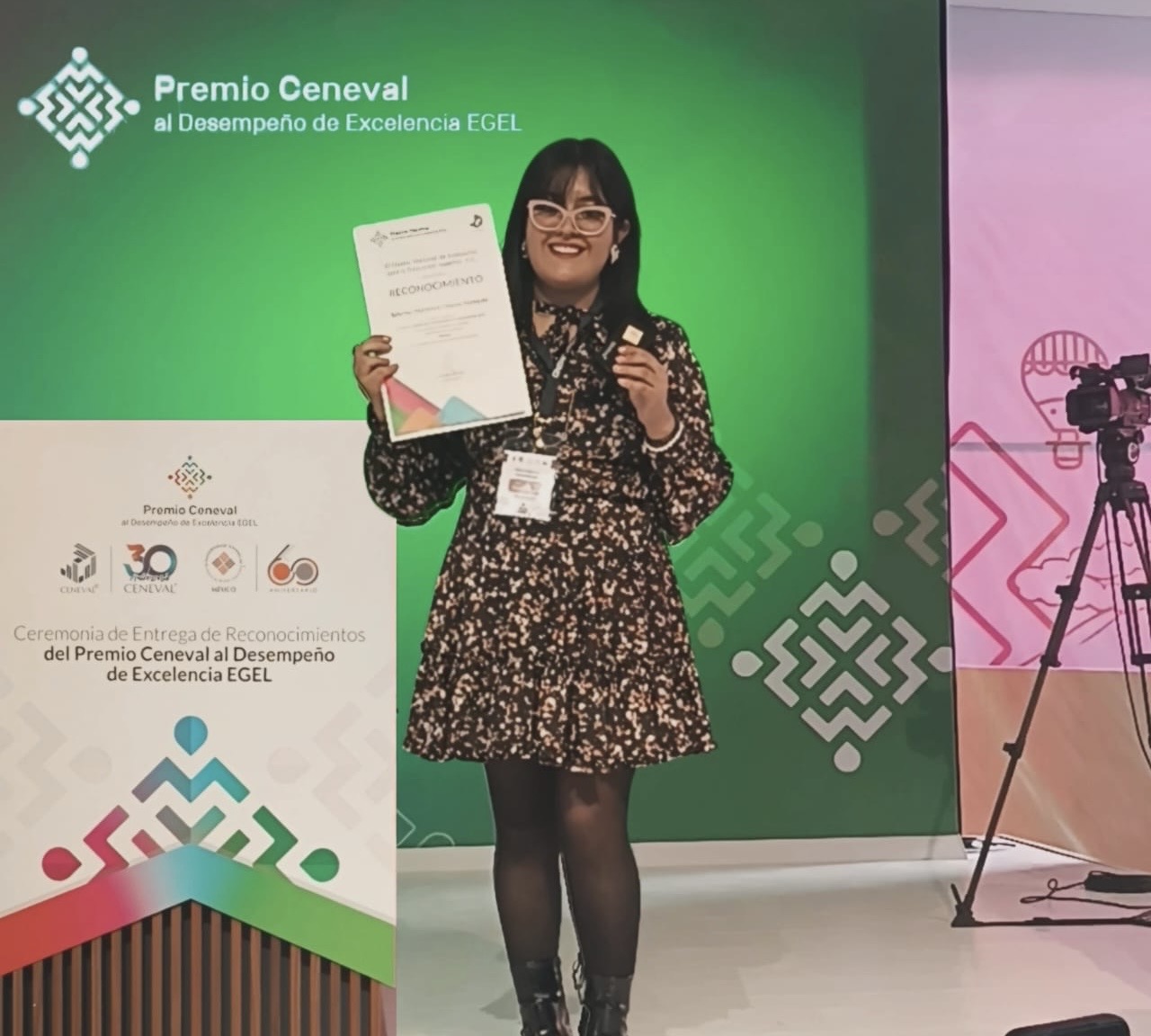 Potosina es galardona con el Premio Ceneval al Desempeño de Excelencia