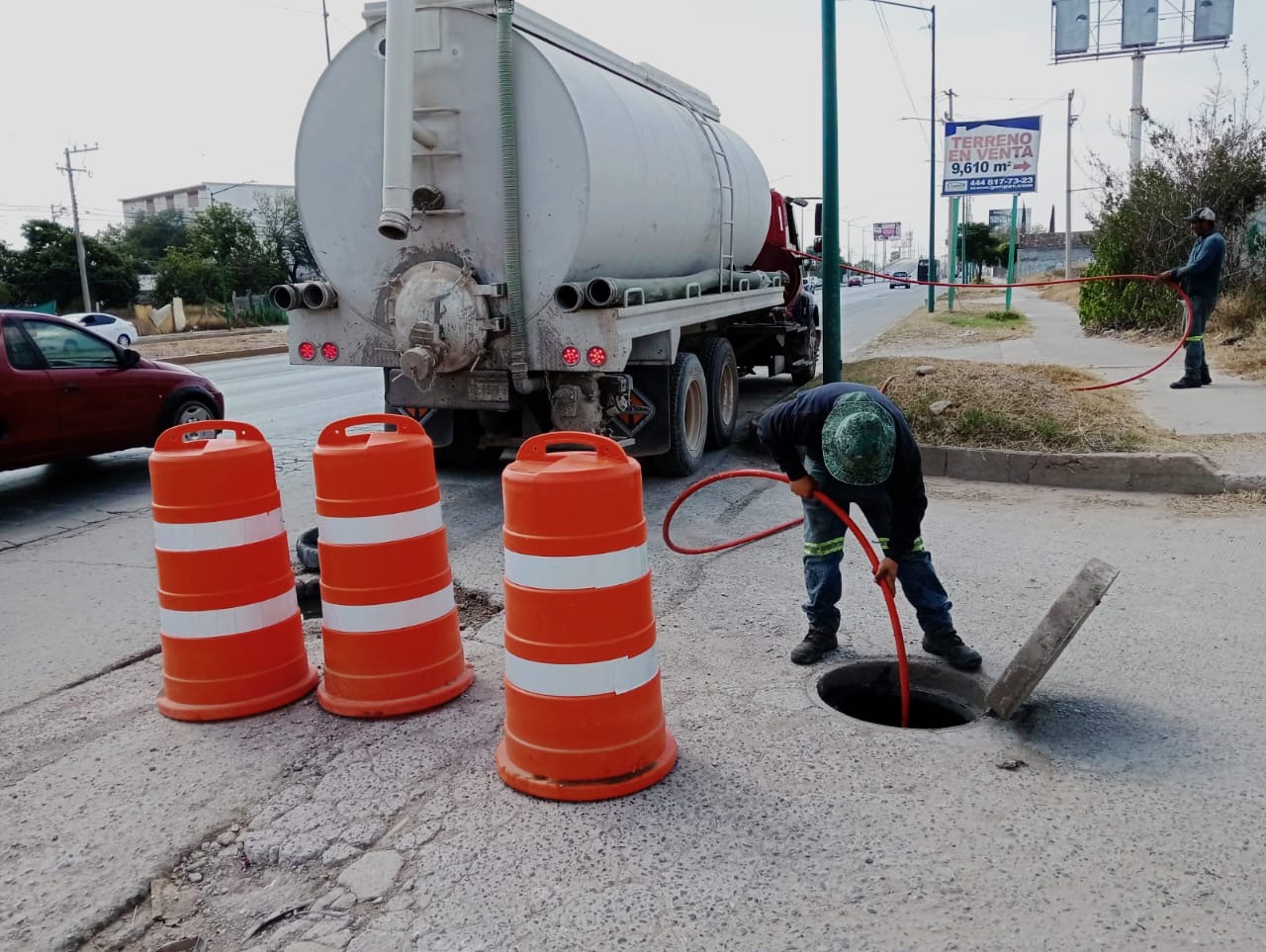 Atiende Soledad brote de aguas negras en Cerrada Bosques de Viena
