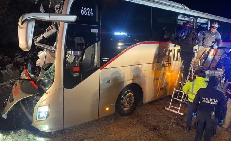 Choque de autobús deja 26 lesionados en la carretera 57