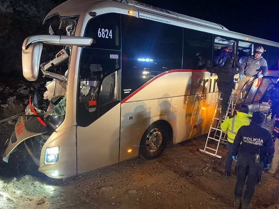 Choque de autobús deja 26 lesionados en la carretera 57