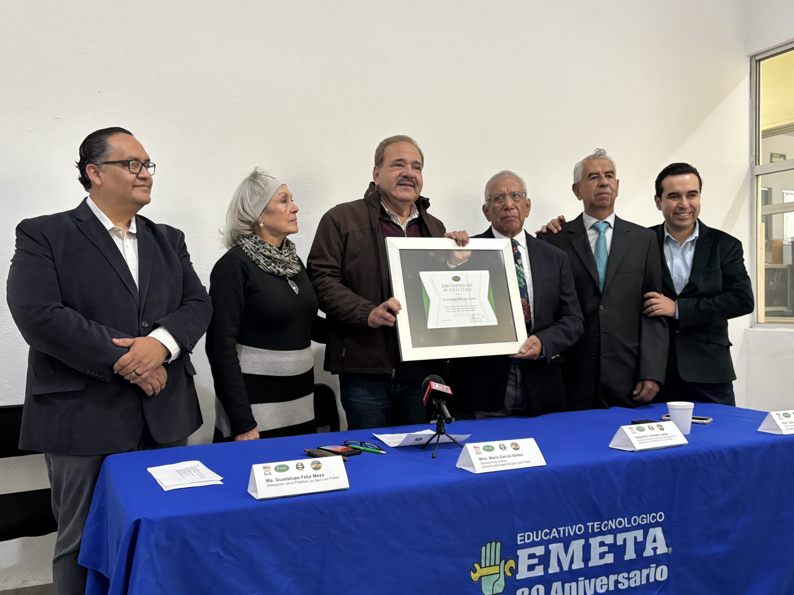 Entrega la FIVA reconocimiento a Alejandro Jiménez Landa por su promoción del coche clásico