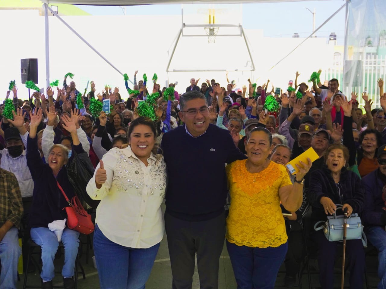 Encabeza Juan Manuel Navarro entrega de apoyos a Adultos Mayores