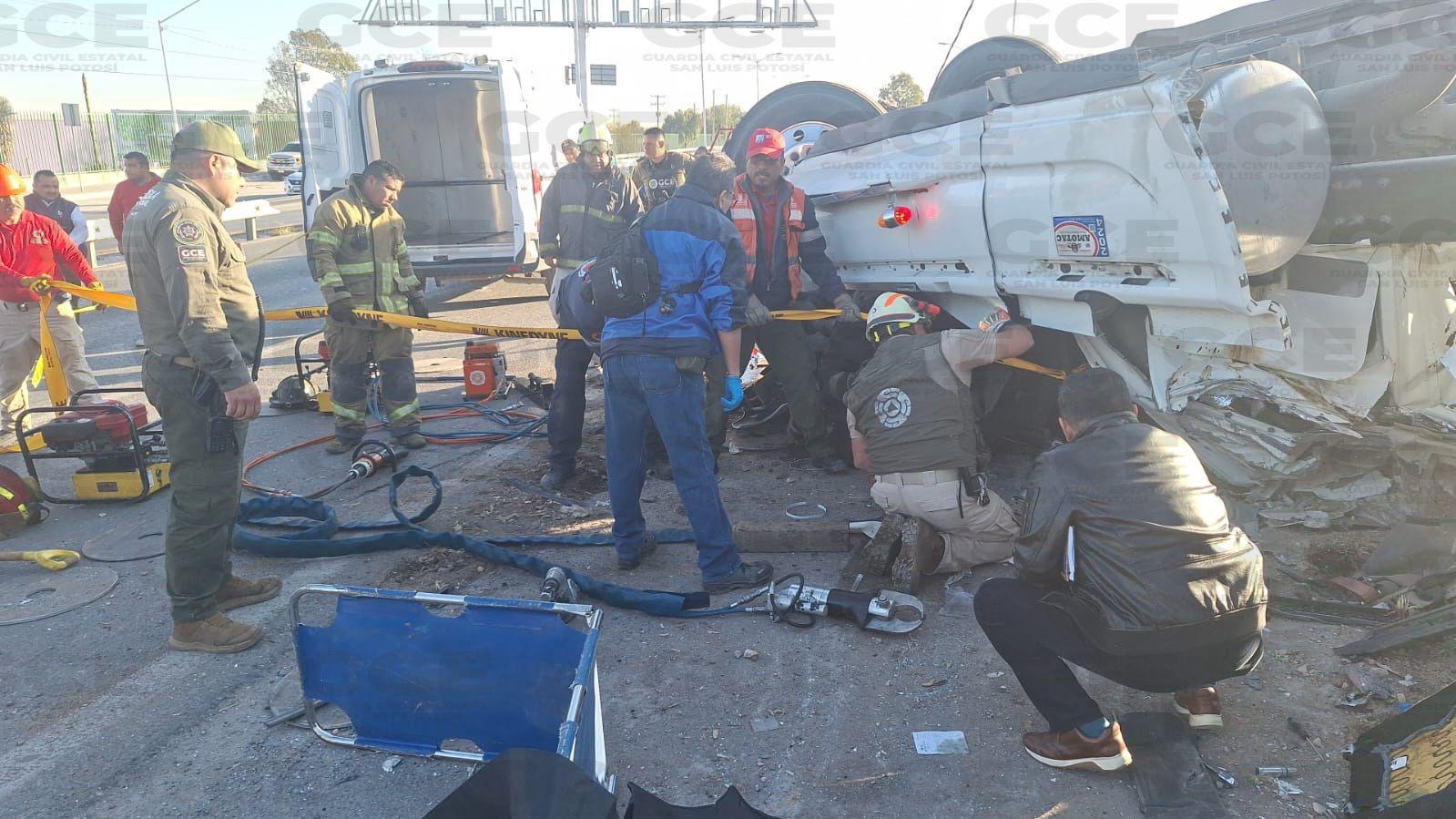 Muere trailero al volcar unidad en periférico
