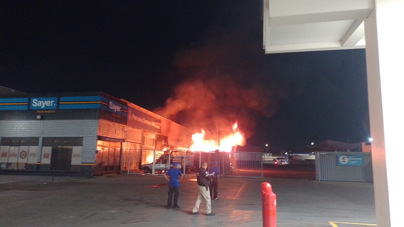 Sofocan incendio en bodega de pinturas de Av. Industrias