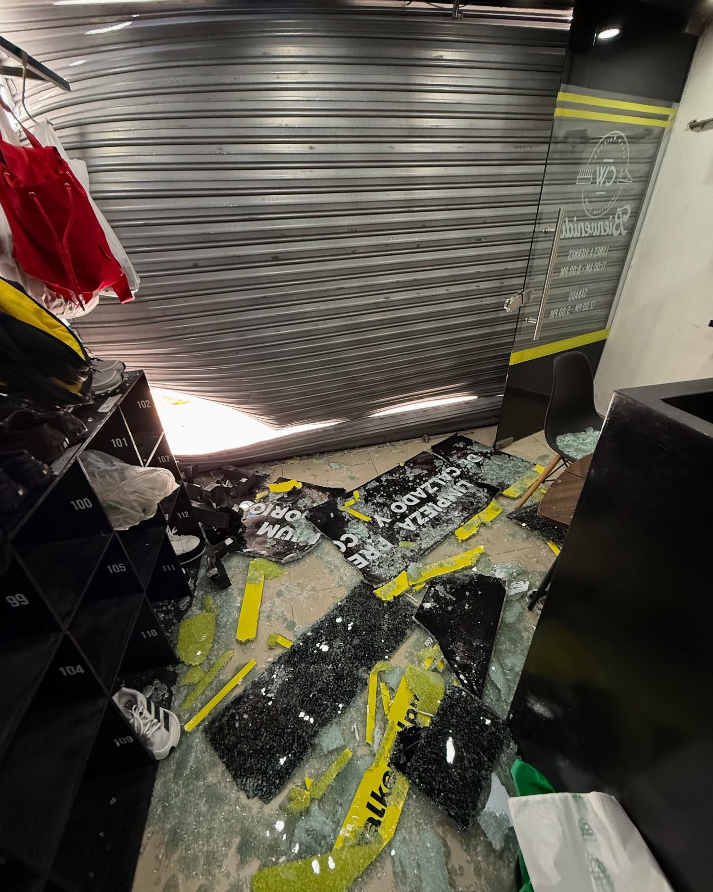 Por medio del cortinazo, roban negocio de limpieza de calzado en Lomas
