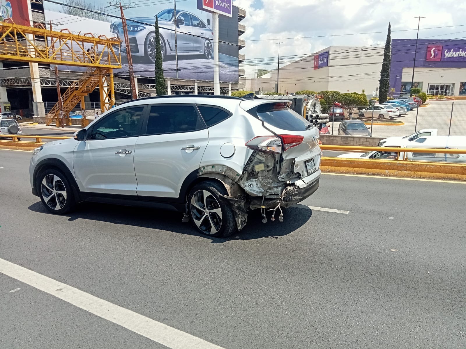 Choque en av. Salvador Nava Martínez se generó por desvanecimiento de conductora de vagoneta