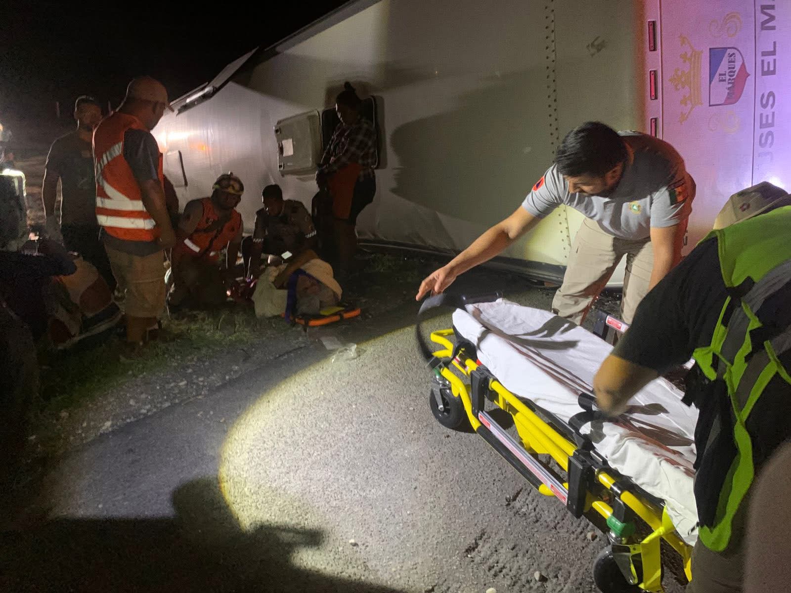 Volcadura de autobús dejó dos fallecidos en la carretera a Matehuala