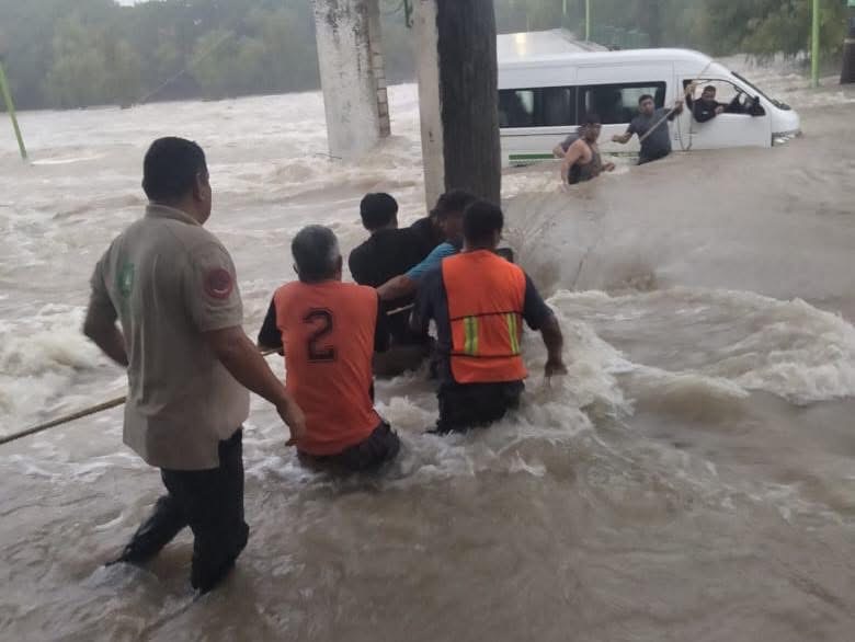 Rescatan a conductor que intentó cruzar el Río Valles en su camioneta