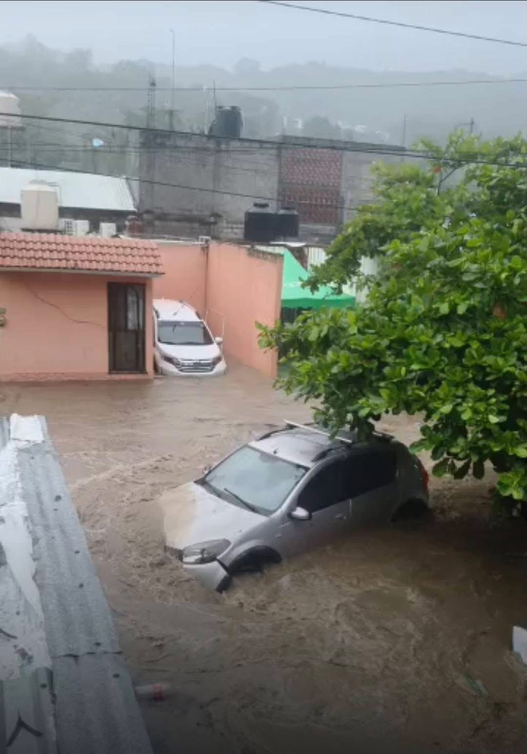 Desbordamiento de arroyo inunda colonia en Tamazunchale
