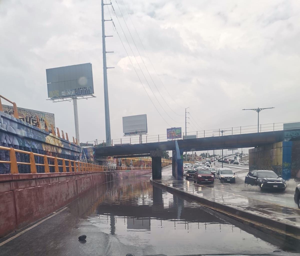 Lluvia matutina provoca caos y cierres viales