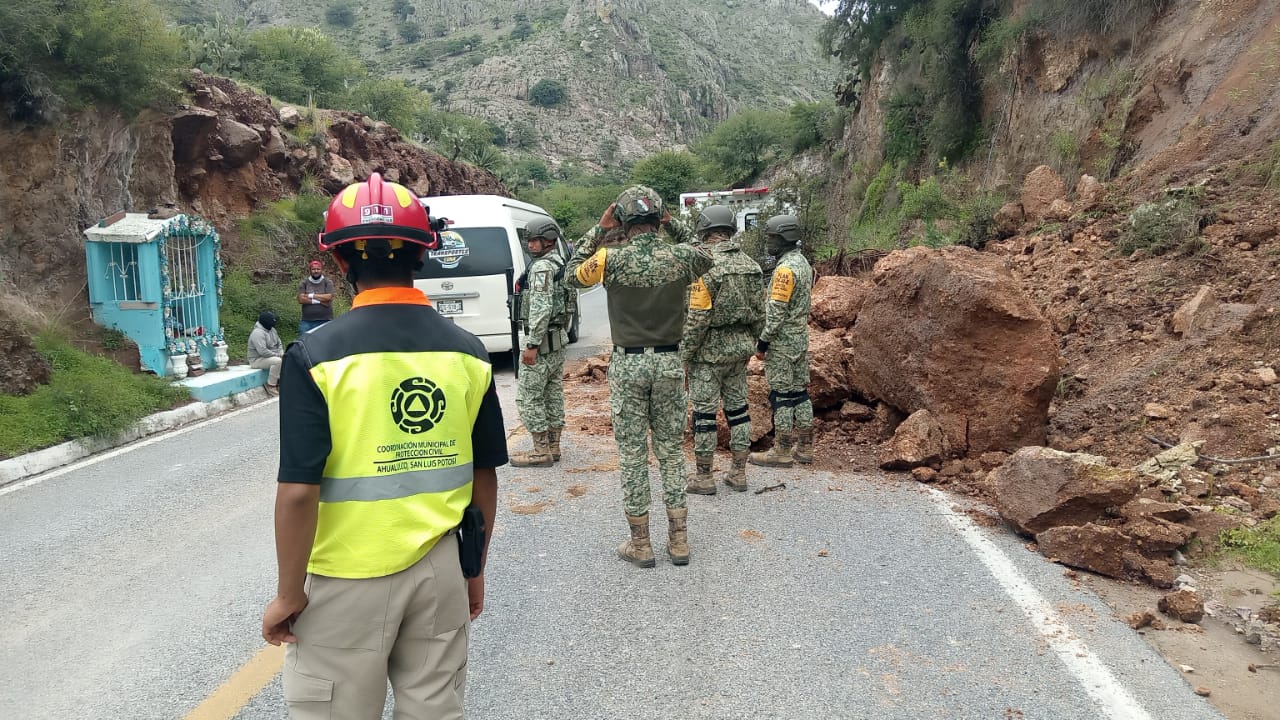 Se registra deslave en la carretera Ahualulco-Moctezuma