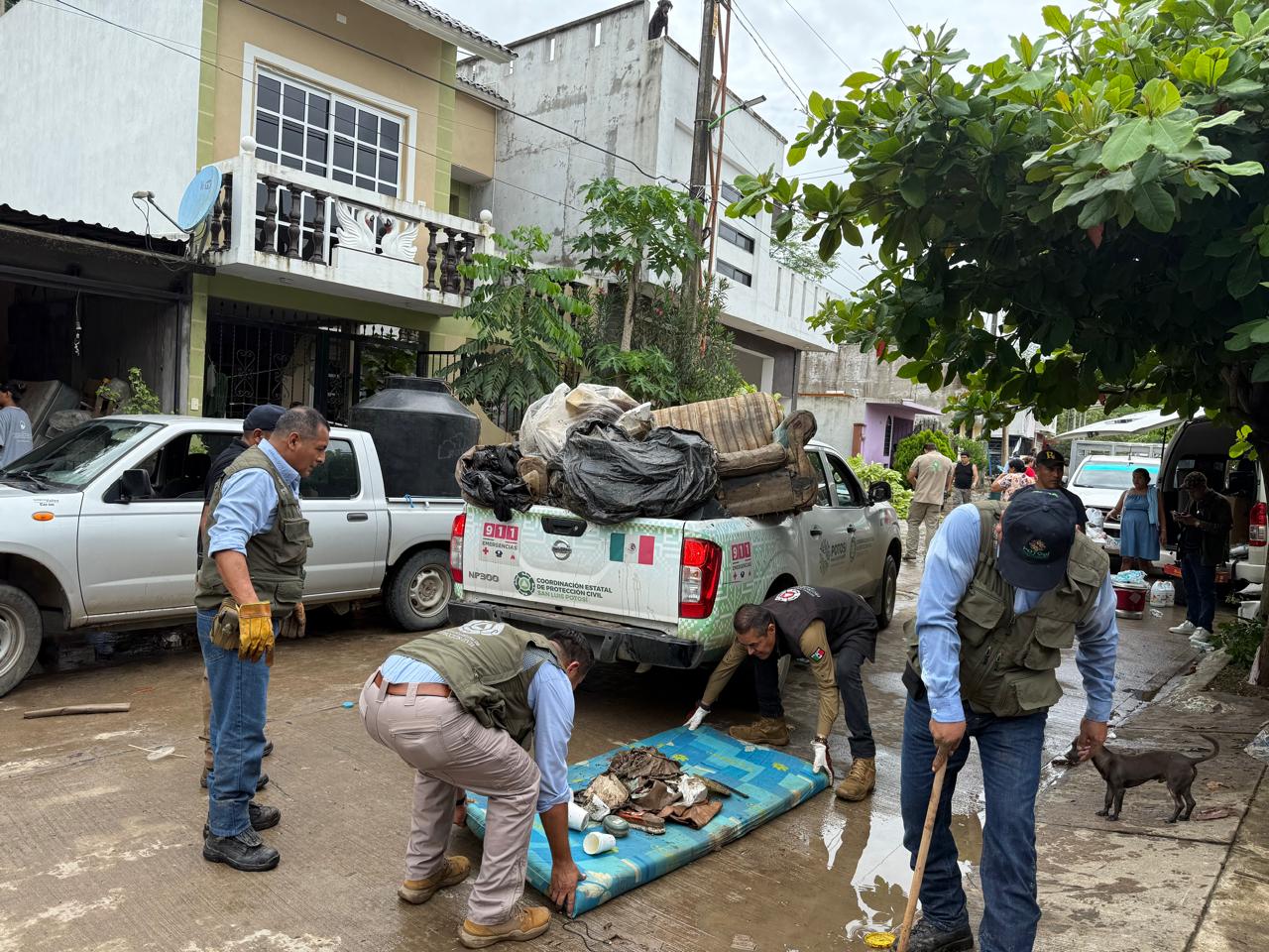 Realizan trabajos de limpieza tras inundación en Tamazunchale