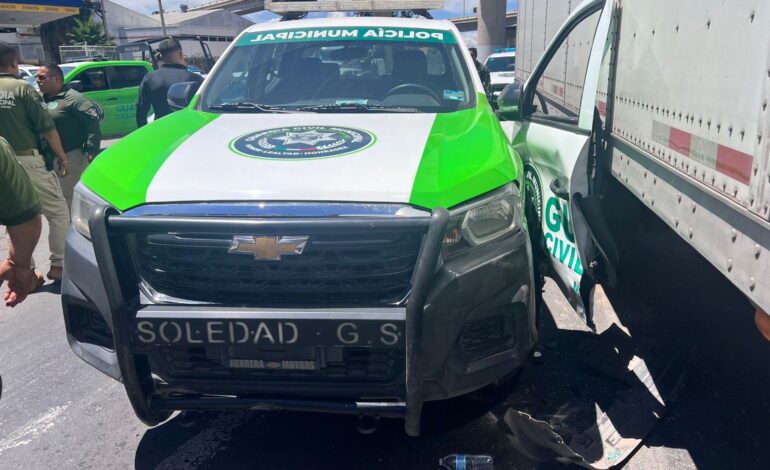 Detienen a chofer de tráiler por evadir filtro de revisión y causar daños a patrullas
