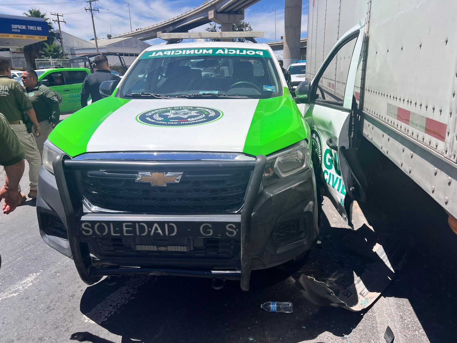 Detienen a chofer de tráiler por evadir filtro de revisión y causar daños a patrullas