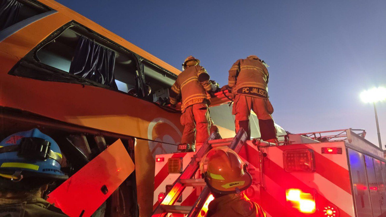 Un muerto y 10 lesionados en choque de autobús que cubría la ruta SLP-GDL