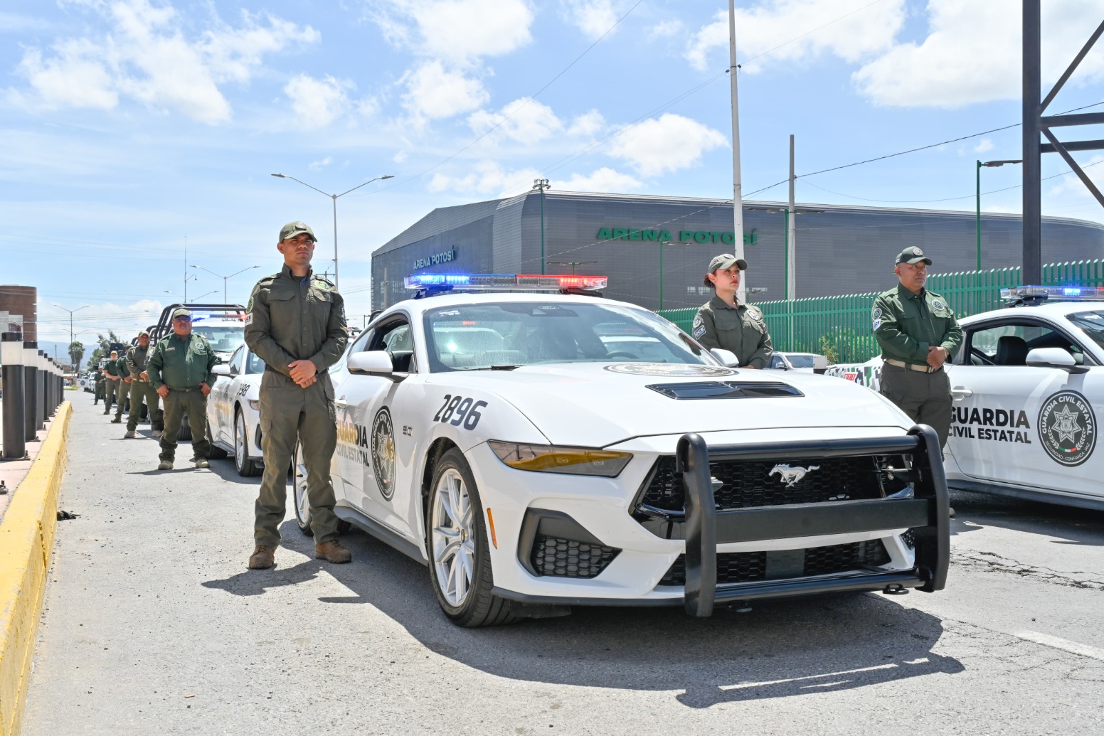 Entregan patrullas y un helicóptero a la Guardia Civil Estatal