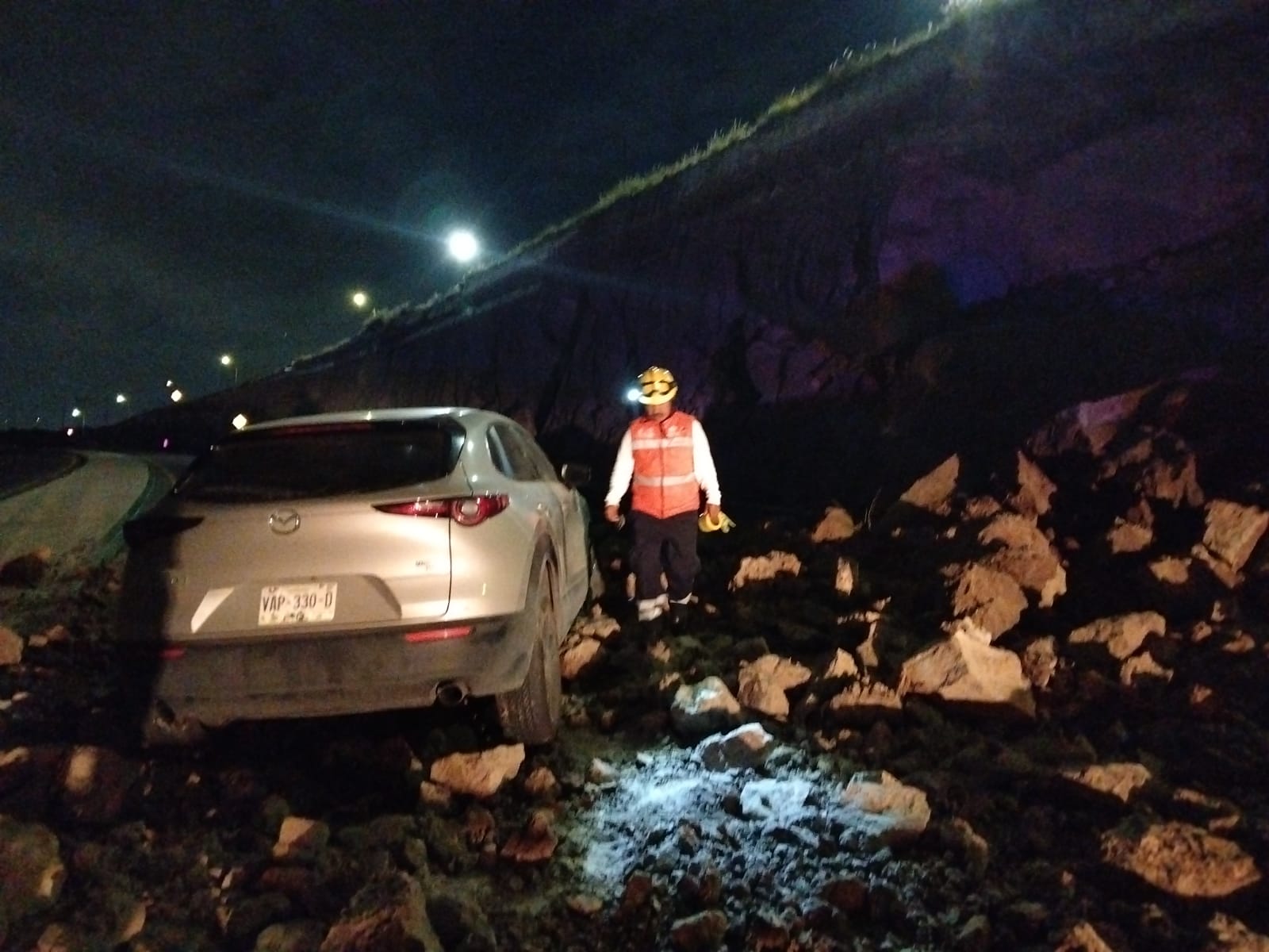 Atiende Protección Civil Municipal deslizamiento de rocas en zona sur de la ciudad