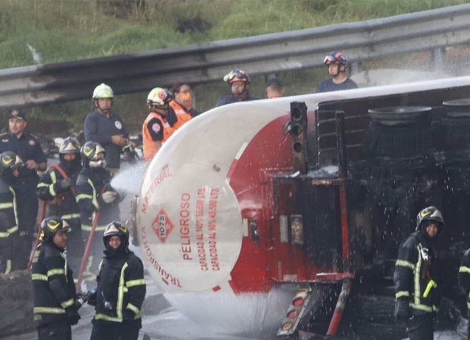 Continúan siete personas hospitalizadas en el ISSSTE por explosión de pipa en Iztapalapa