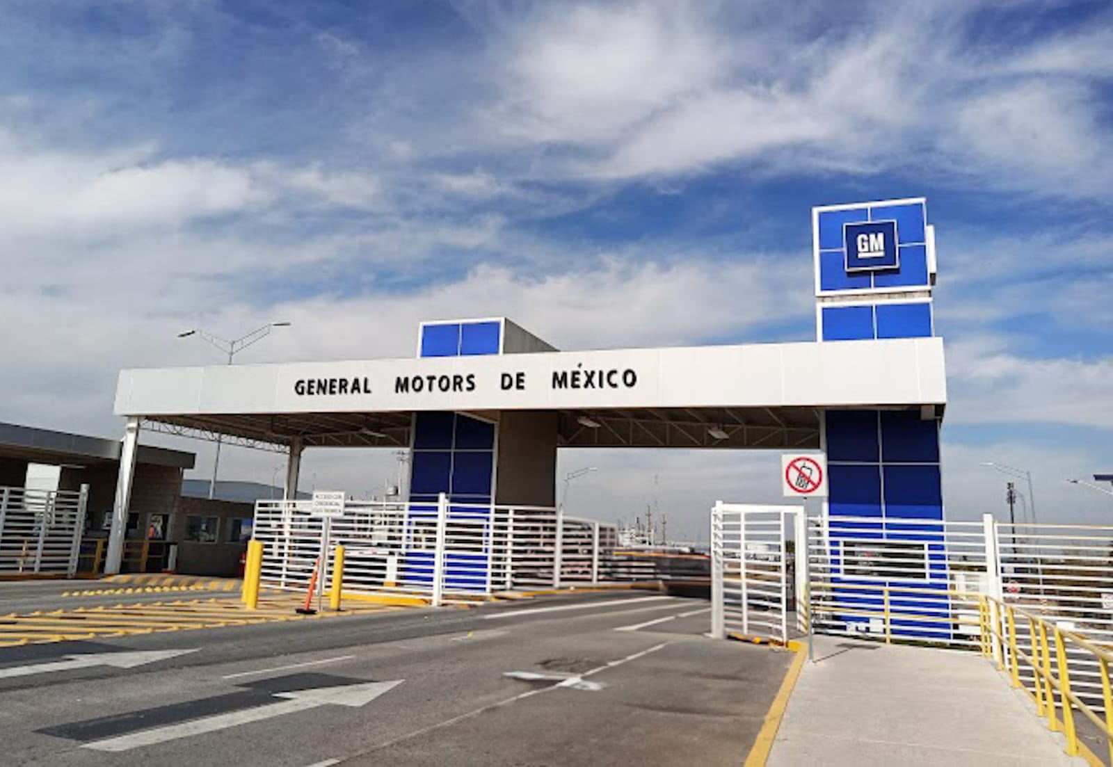 Bloqueos carreteros paran actividades de las tres plantas de GM en el país