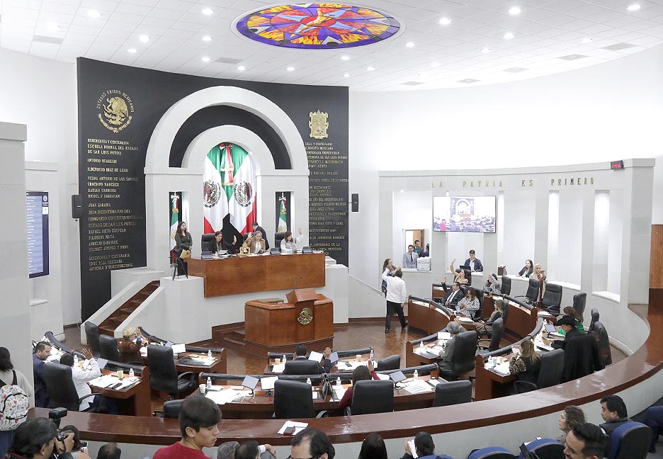 Congreso Calificado reprueba a 25 de 27 legisladores locales