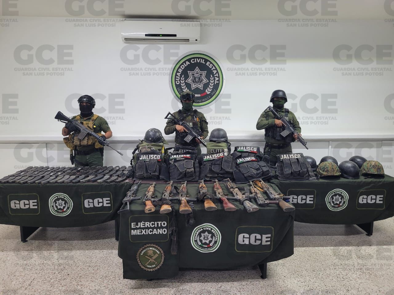 Aseguran arsenal y equipo táctico en Villa de Reyes