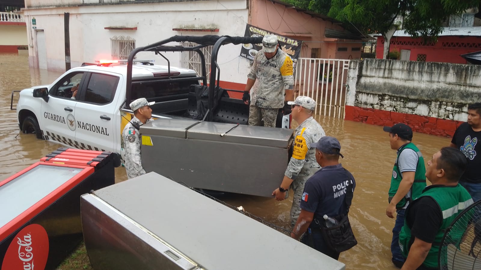 Ejército Mexicano auxilia a población de Tamazunhale y Axtla por inundaciones