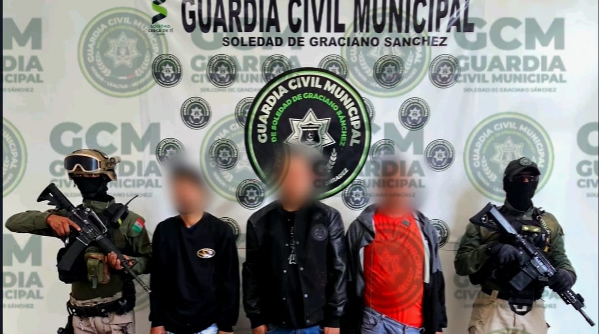 Tras persecución, detienen a tres sujetos con droga en Soledad