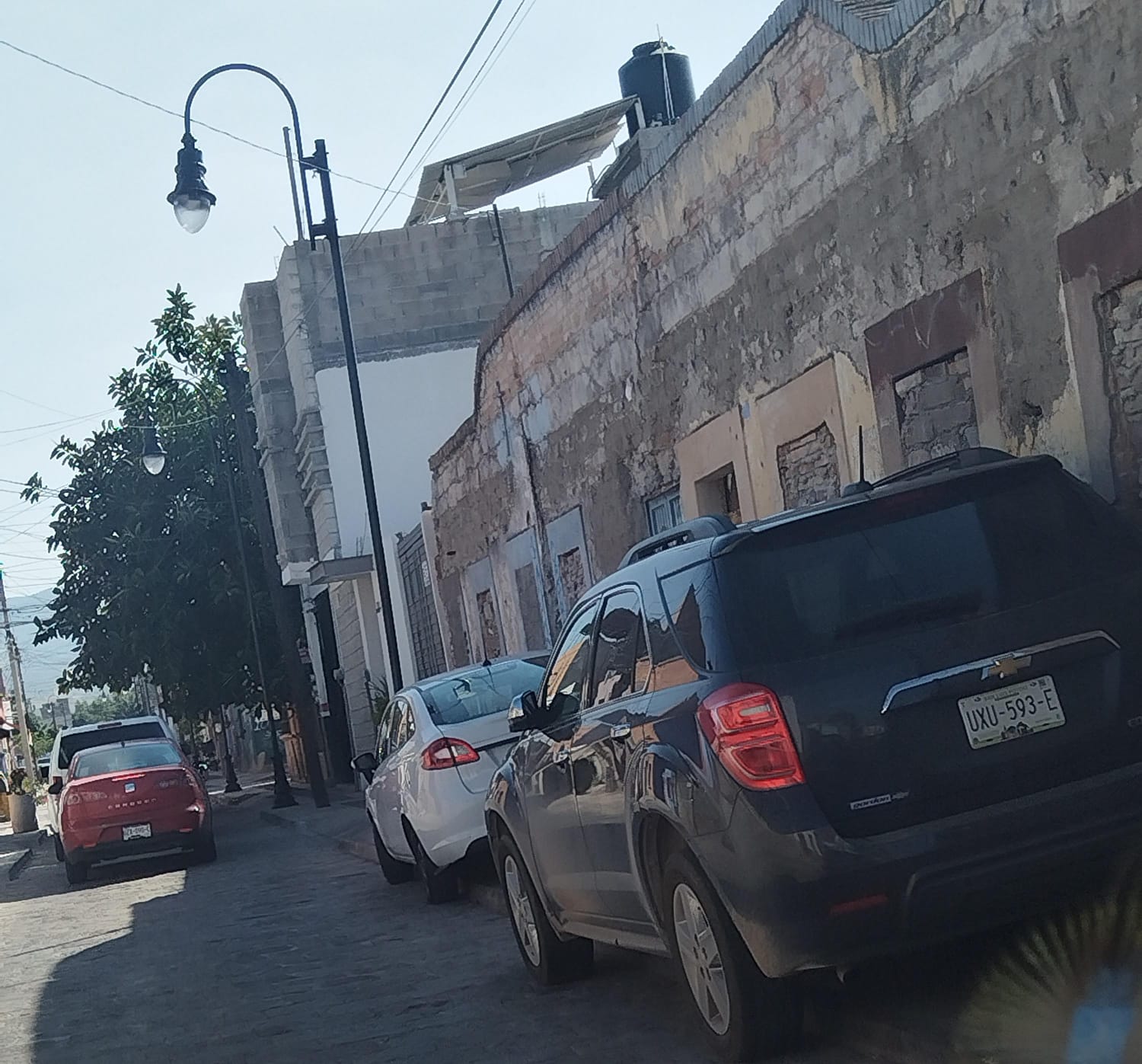 Calle Independencia, estacionamiento sin control