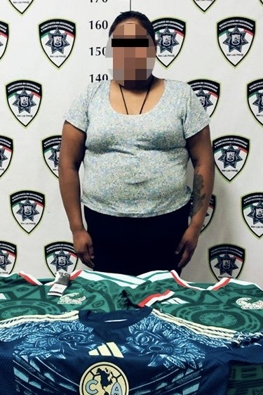 Detienen a mujer por robo de playera del América y México
